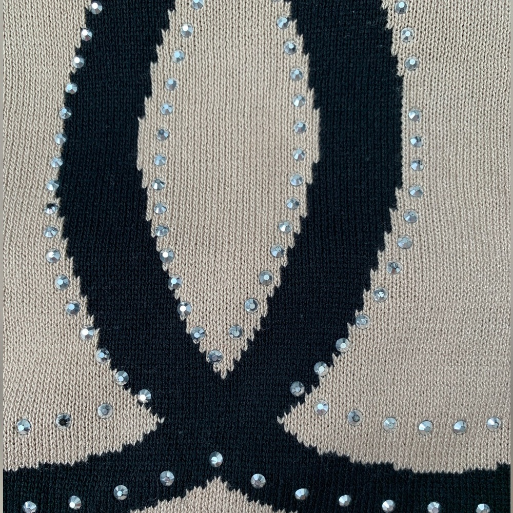 CHANEL Beige Sweater with Black CC Logo - Picture 4 of 8